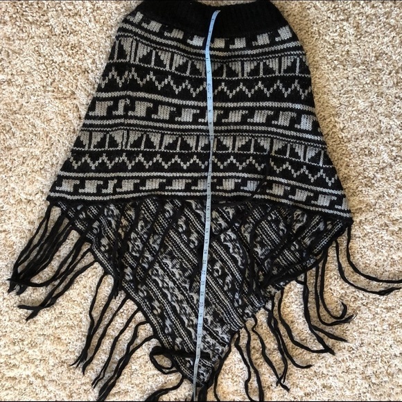 NEW Heart n Crush Black White Boho Aztec Geometric Knit Fringe Pocahontas Poncho - Picture 7 of 8